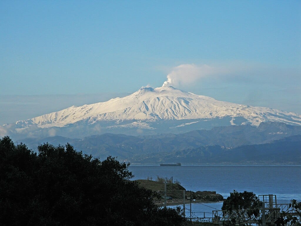 1024px-View_of_Mount_Etna_from_Reggio_Calabria_-_Italy_-_10_Feb._2017_-_1